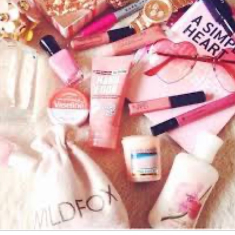 Girly Women’s Beauty & Accessories Mystery Box - Picture 2 of 2
